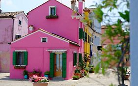Night Galleria Holiday Home - Bed & Art In Burano - The Pink House